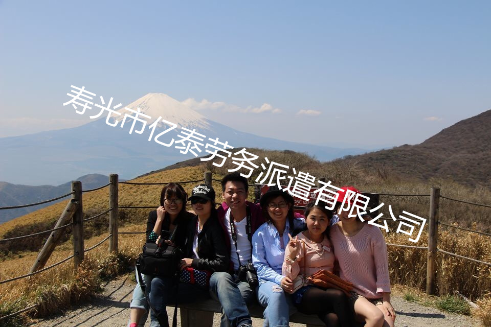 出国劳务人员留影