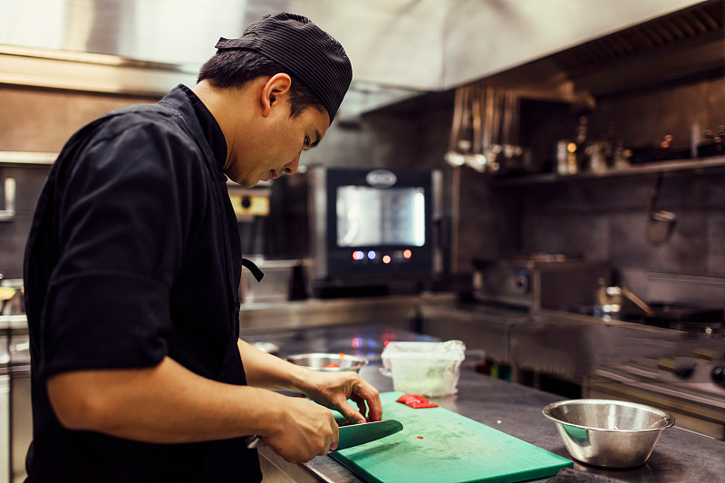 波兰中餐厨师招聘，待遇优厚，可全家移民