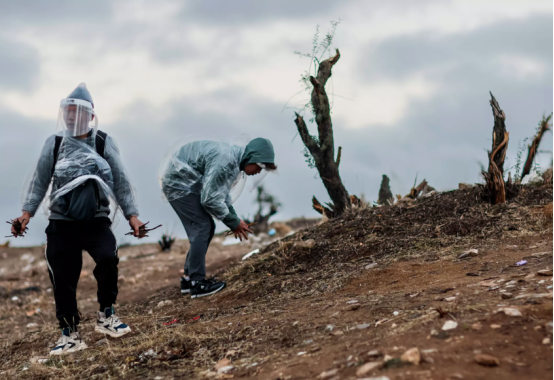 “美国梦”存在吗？成千上万非法移民被滞留荒漠中！大多数是华人...